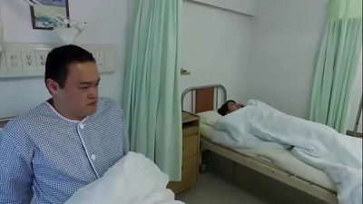 Địt lén bạn thân của mẹ trong phòng kín